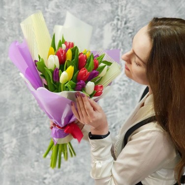 Стильный букет из 25 разноцветных тюльпанов в дизайнерской упаковке