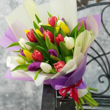 Стильный букет из 25 разноцветных тюльпанов в дизайнерской упаковке