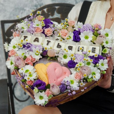 Композиция сердце с шоколадными буквами Татьяне