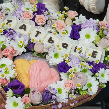 Композиция сердце с шоколадными буквами Татьяне