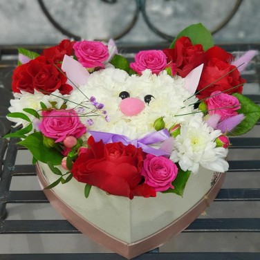 Композиция  Котенок  в коробке