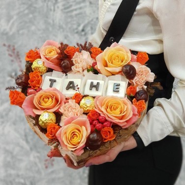 Композиция из роз, гвоздик с шоколадными буквами Тане