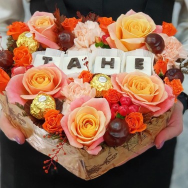 Композиция из роз, гвоздик с шоколадными буквами Тане