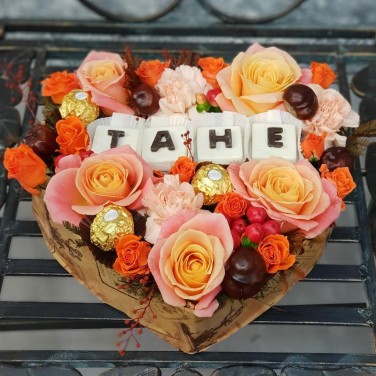 Композиция из роз, гвоздик с шоколадными буквами Тане