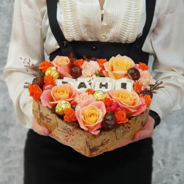 Композиция из роз, гвоздик с шоколадными буквами Тане