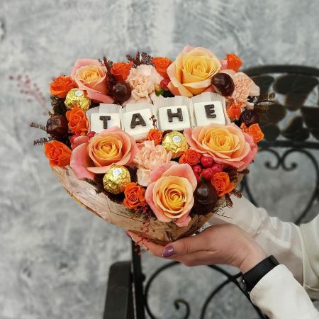 Композиция из роз, гвоздик с шоколадными буквами Тане