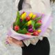 Букет из разноцветных тюльпанов в дизайнерской упаковке