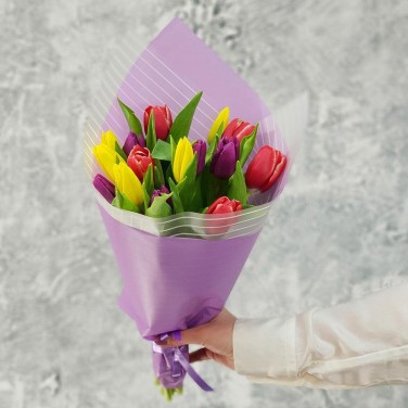 Букет из разноцветных тюльпанов в дизайнерской упаковке