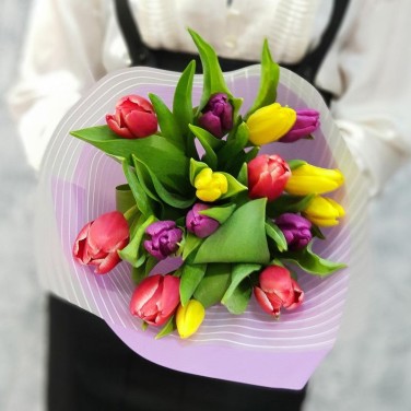 Букет из разноцветных тюльпанов в дизайнерской упаковке