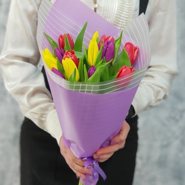 Букет из разноцветных тюльпанов в дизайнерской упаковке