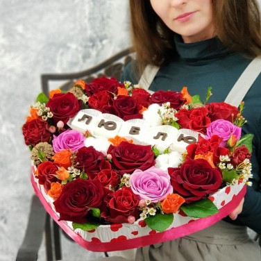 Композиция из роз с шоколадными буквами Люблю