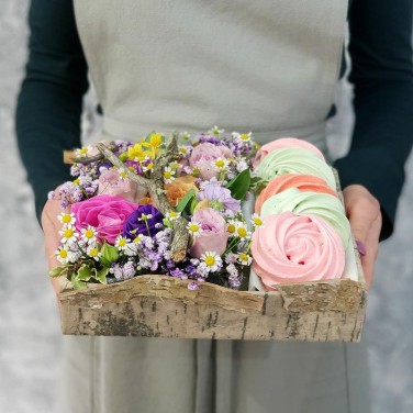 Композиция из из лизиантуса розы фрезии с безе ручной работы