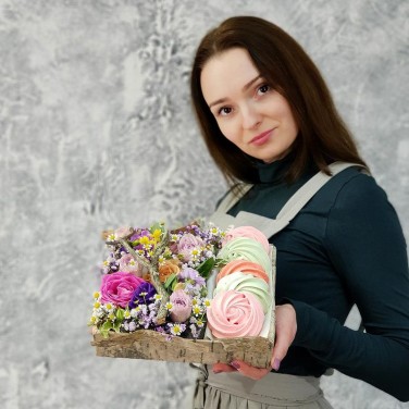 Композиция из из лизиантуса розы фрезии с безе ручной работы