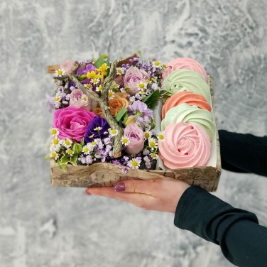 Композиция из из лизиантуса розы фрезии с безе ручной работы