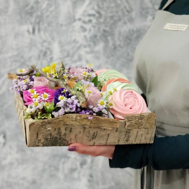 Композиция из из лизиантуса розы фрезии с безе ручной работы