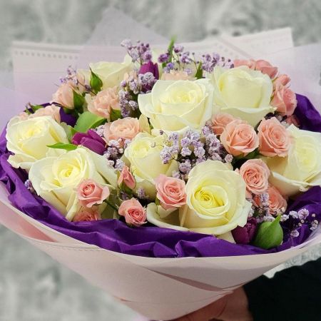 Нежный букет из роз и тюльпанов