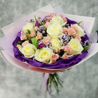 Нежный букет из роз и тюльпанов