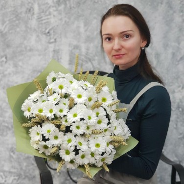 Летний букет из кустовых хризантем и пшеницы