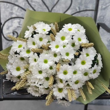 Летний букет из кустовых хризантем и пшеницы