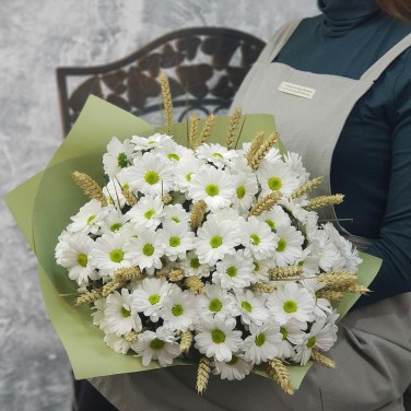 Летний букет из кустовых хризантем и пшеницы