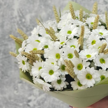 Летний букет из кустовых хризантем и пшеницы