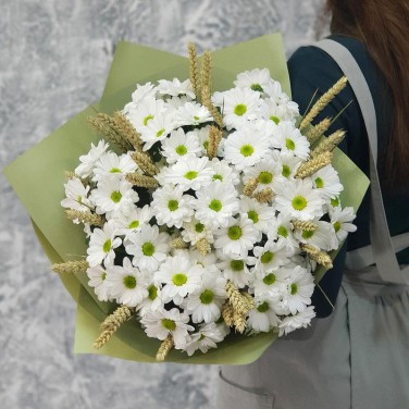 Летний букет из кустовых хризантем и пшеницы
