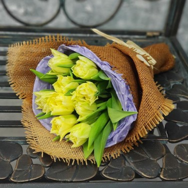 Маленький букет из тюльпанов в дизайнерской упаковке