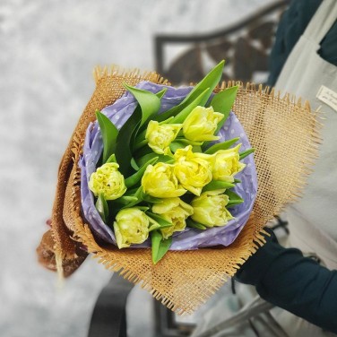 Маленький букет из тюльпанов в дизайнерской упаковке