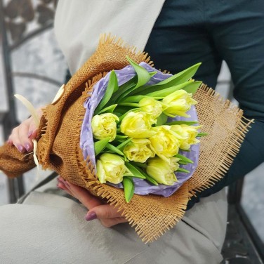Маленький букет из тюльпанов в дизайнерской упаковке