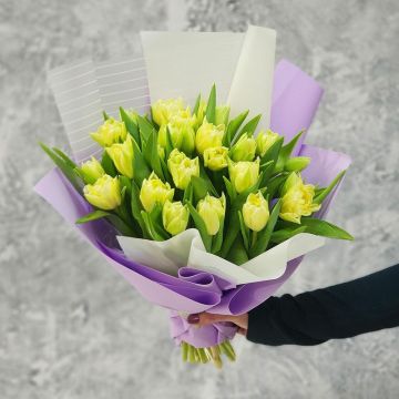Стильный букет из светло желтых тюльпанов в дизайнерской упаковке