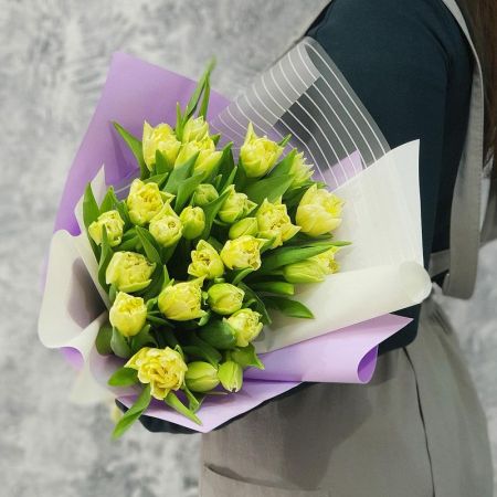 Стильный букет из светло желтых тюльпанов в дизайнерской упаковке