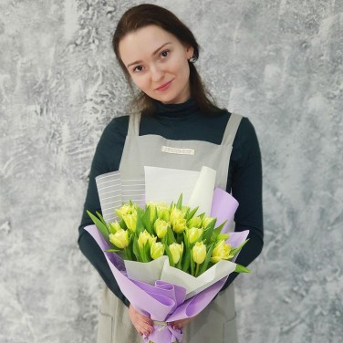 Стильный букет из светло желтых тюльпанов в дизайнерской упаковке