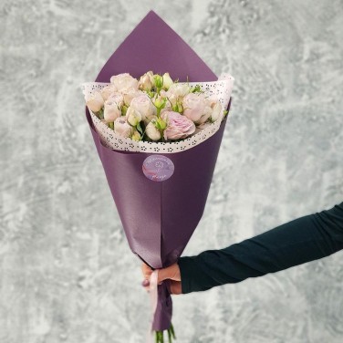 Букет из кустовых пионовидных роз