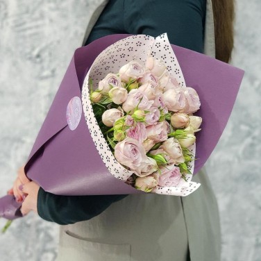 Букет из кустовых пионовидных роз