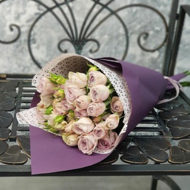 Букет из кустовых пионовидных роз