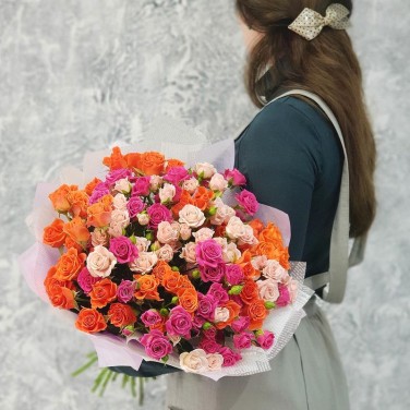 Эффектный букет из кустовых роз в дизайнерской упаковке