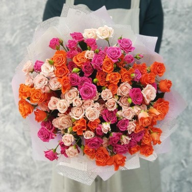 Эффектный букет из кустовых роз в дизайнерской упаковке