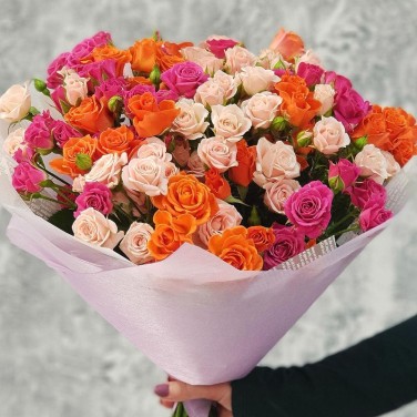 Эффектный букет из кустовых роз в дизайнерской упаковке