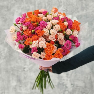 Эффектный букет из кустовых роз в дизайнерской упаковке