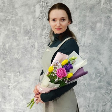 Милый букет из роз, тюльпанов и лизиантуса