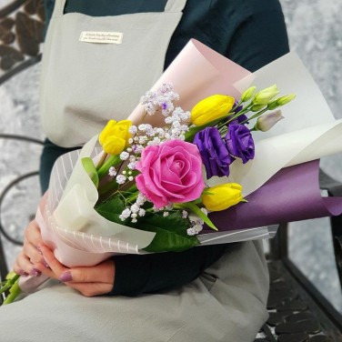 Милый букет из роз, тюльпанов и лизиантуса