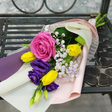 Милый букет из роз, тюльпанов и лизиантуса