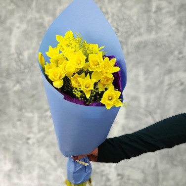 Весенний букет из нарциссов и мимозы