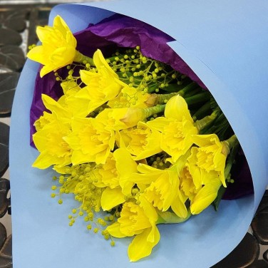 Весенний букет из нарциссов и мимозы