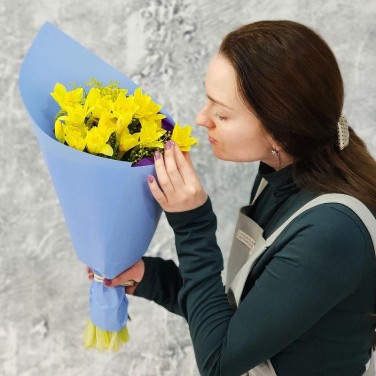 Весенний букет из нарциссов и мимозы