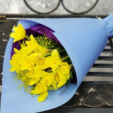 Весенний букет из нарциссов и мимозы