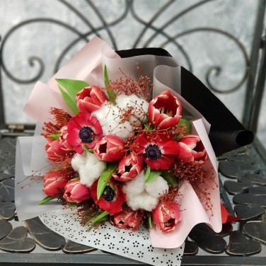 Букет весенний из тюльпанов, аномон и хлопка