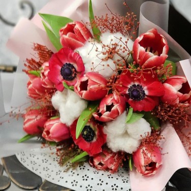 Букет весенний из тюльпанов, аномон и хлопка