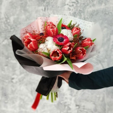 Букет весенний из тюльпанов, аномон и хлопка