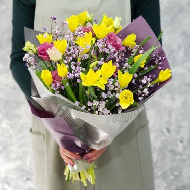 Букет из нарциссов, лизиантуса - И снова, Здравствуй